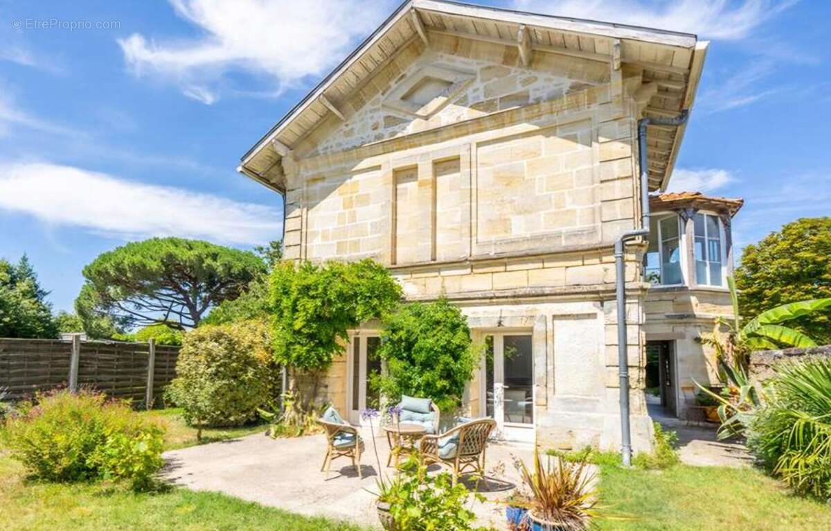 Maison à SAINT-JULIEN-BEYCHEVELLE