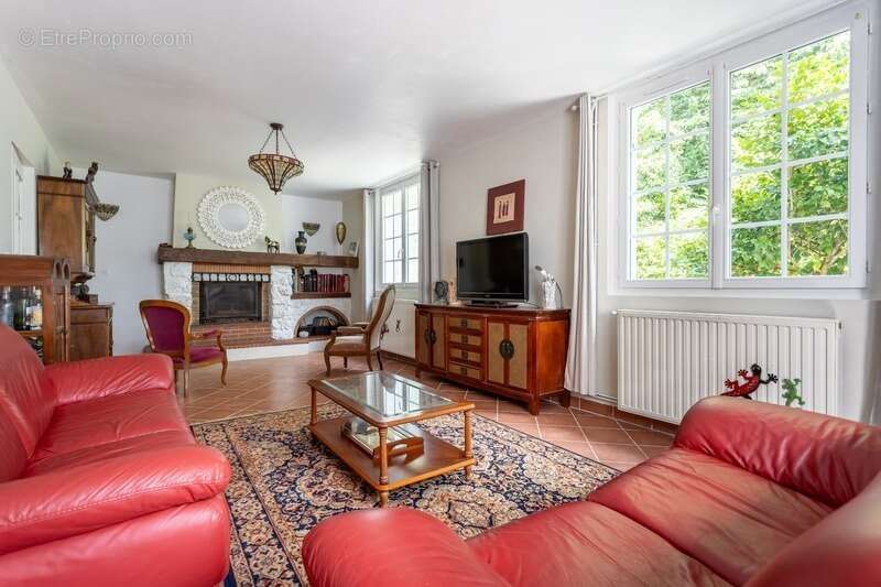 A vendre Maison Plain-pied 150m2 6 pièces - 4 chambres - hangar 300 m2 - 5660 m2 de terrain - SAINT SAUVEUR (24) - photo 4