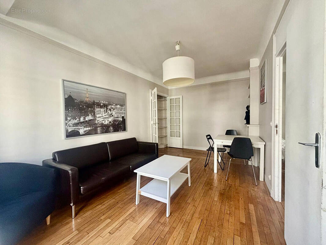 Appartement à PARIS-16E
