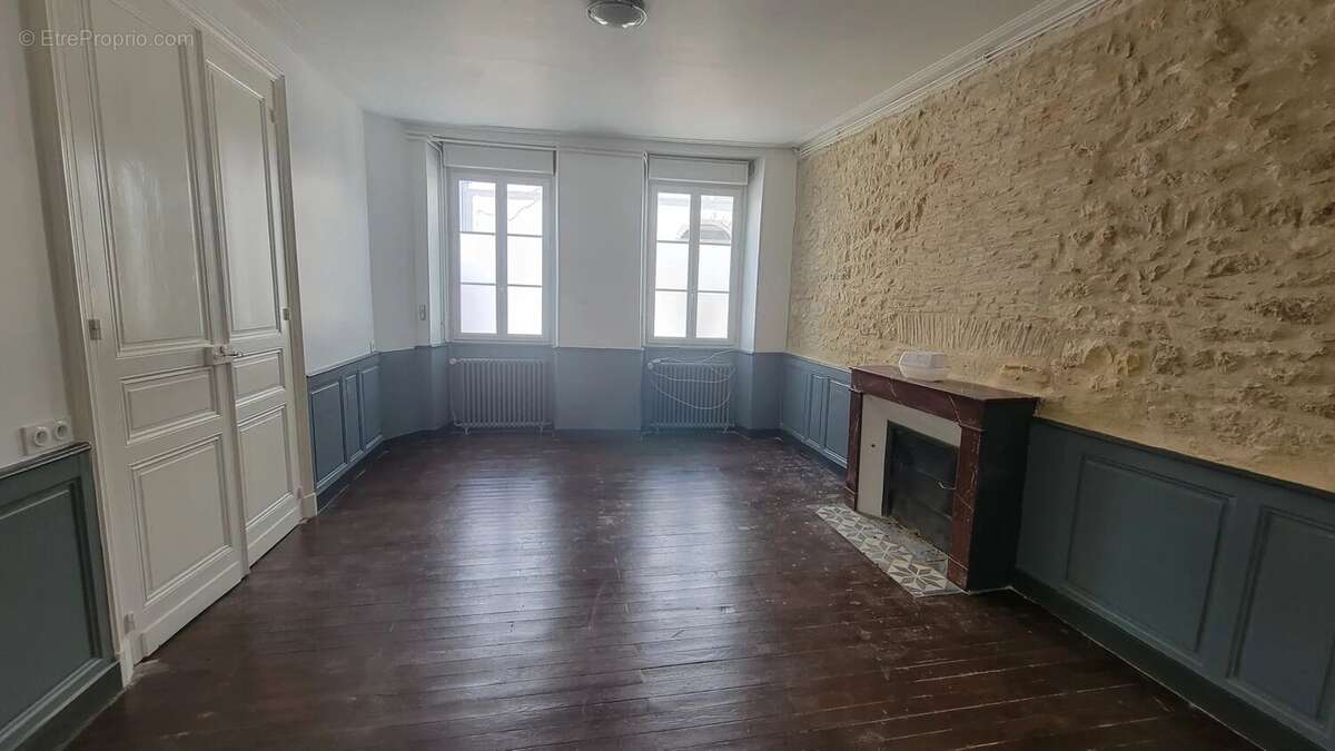 Au coeur du centre ville - grande maison de ville offrant quatre chambres, une courette, cave et dépendance - photo 5