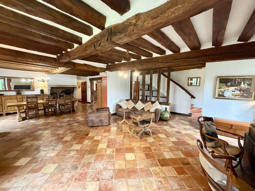 Maison à SAINT-CYR-SUR-MORIN
