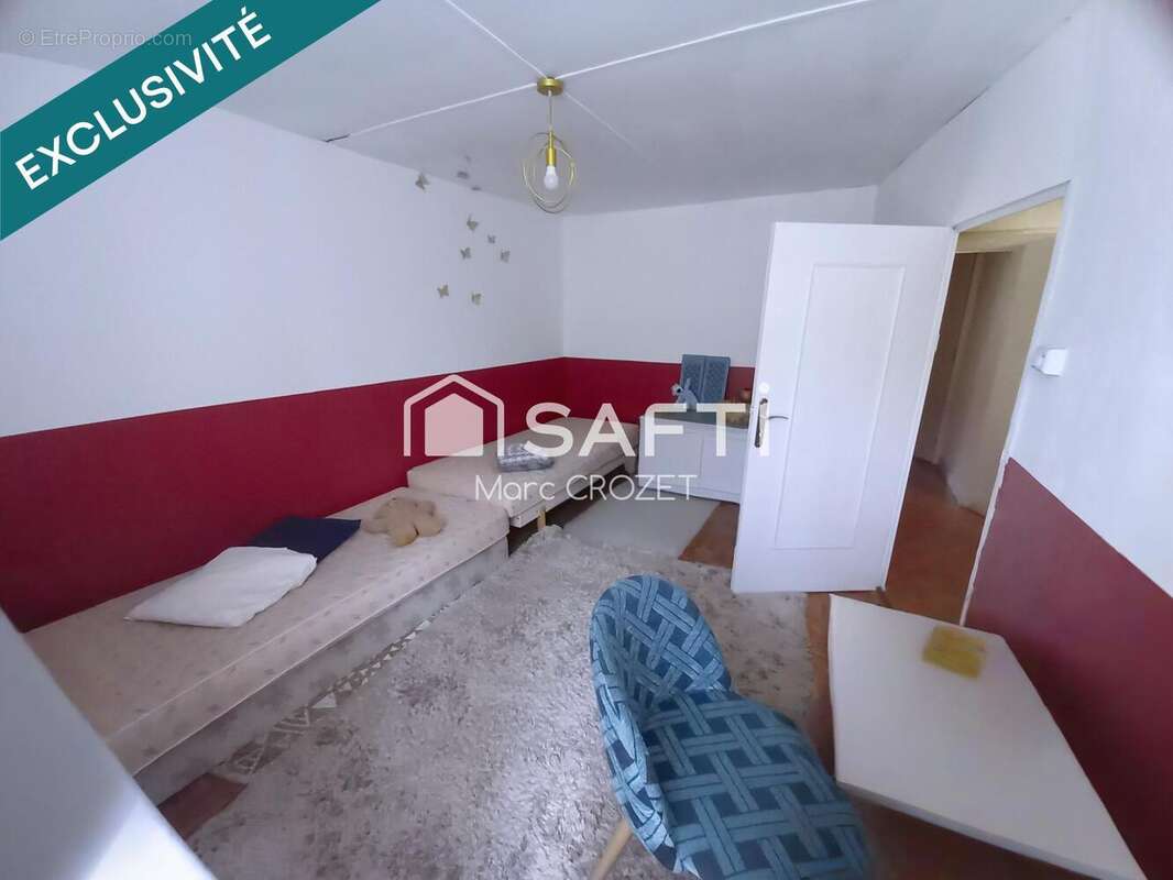Maison 130 m² à Saint-Bonnet-Des-Bruyeres  - photo 8