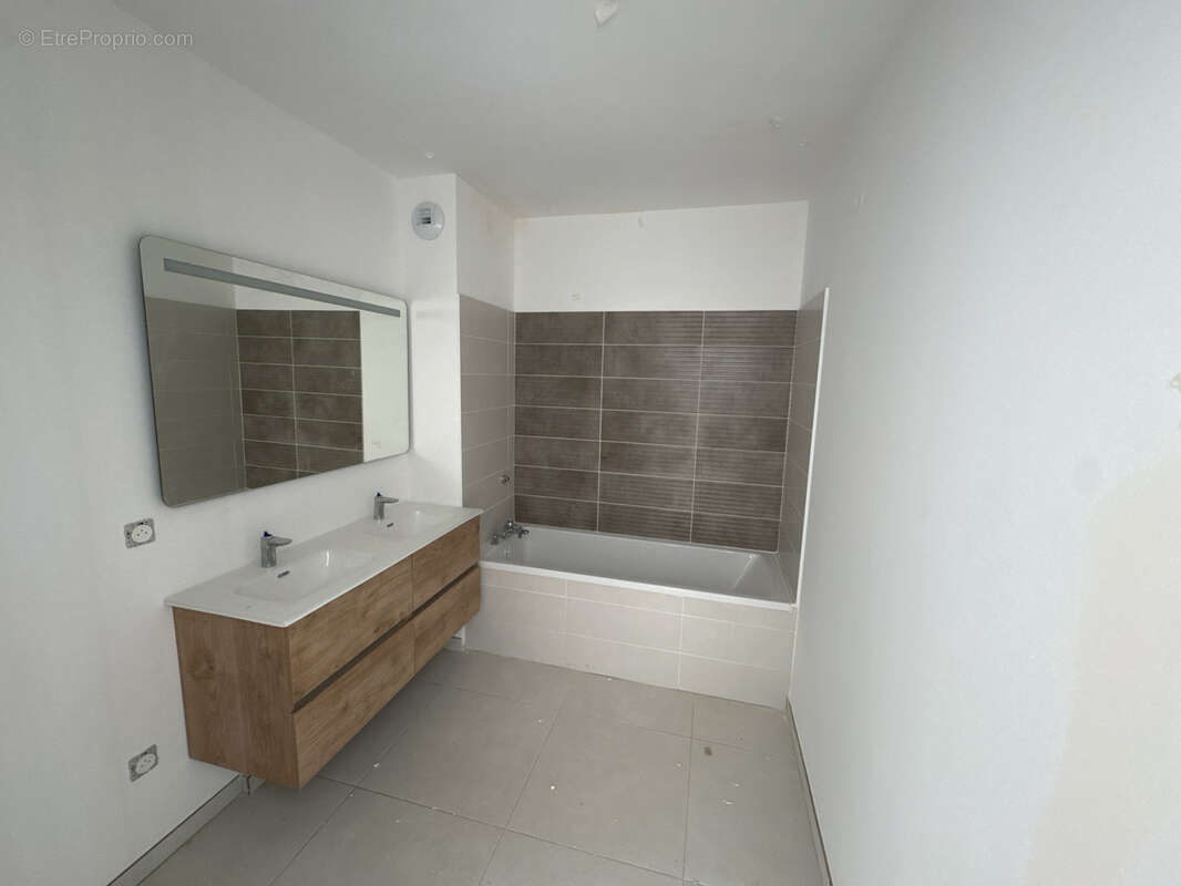 Appartement à VALERGUES