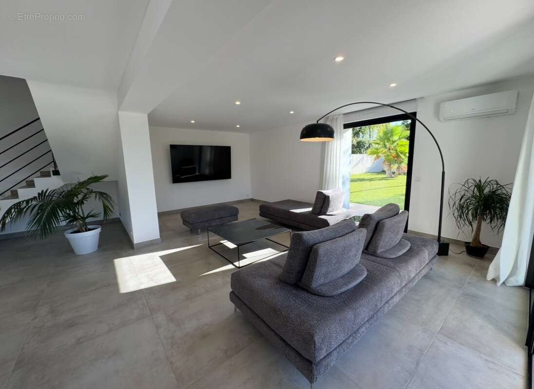 Maison à LAUDUN-L'ARDOISE