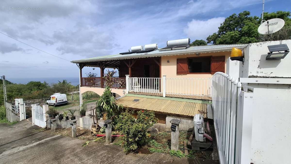 A VENDRE : Villa 2 T2 et 1 T4 (Vieux Habitants - 97119) - photo 2