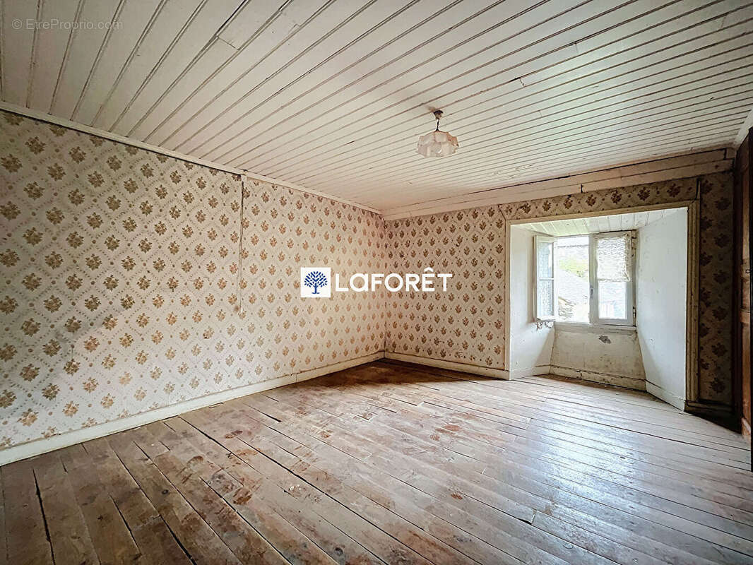 Maison à SAINTE-GENEVIEVE-SUR-ARGENCE