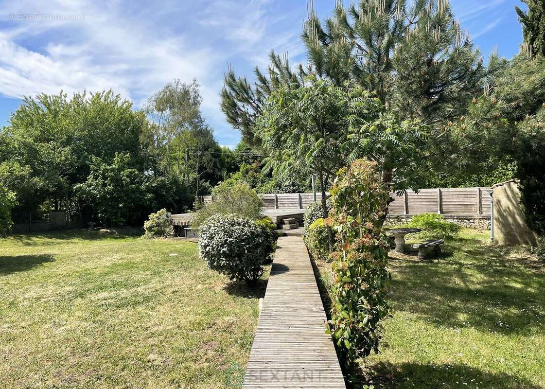 Belle propriété de 325² avec jardin de 3 660m² et dépendances - photo 4