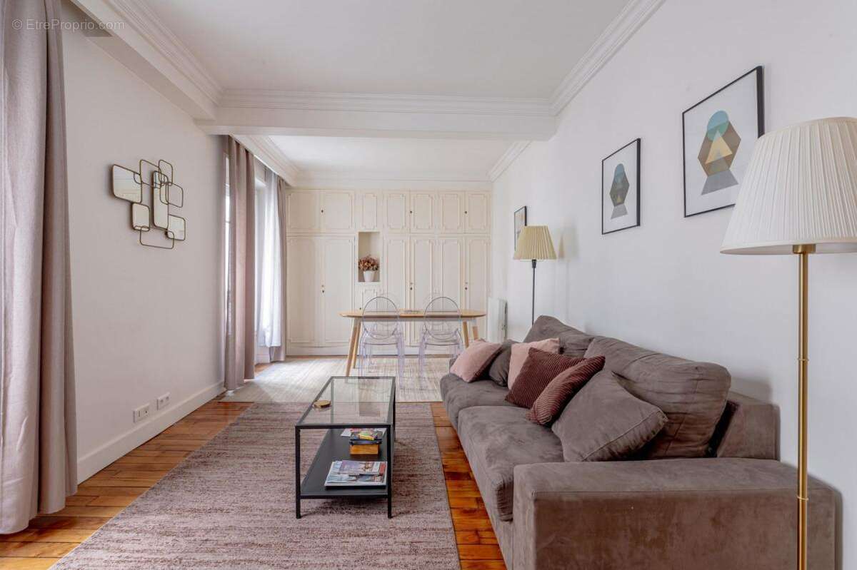 Appartement à PARIS-16E