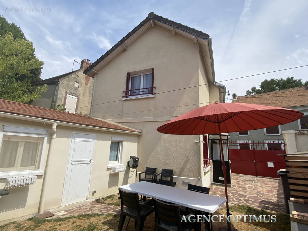 Maison à VILLENEUVE-LA-GUYARD