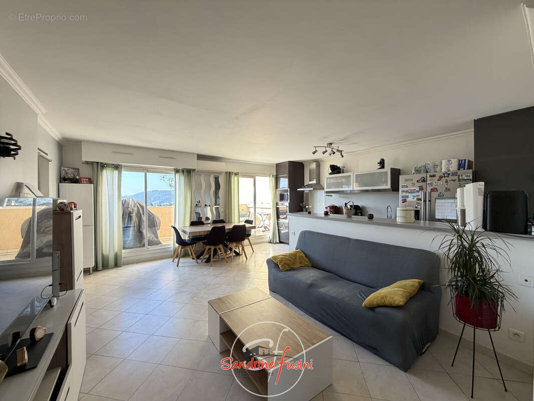 Appartement à CARROS