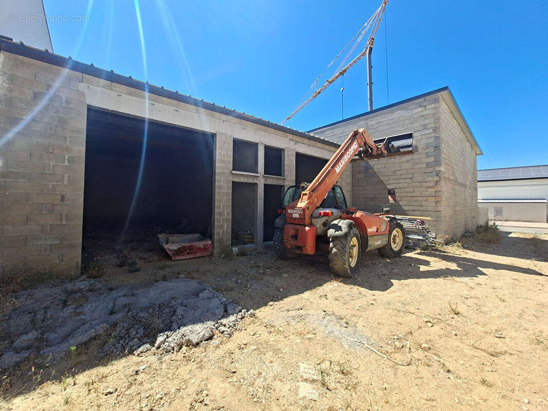 Perpignan Toulouges Garage / Local de 83 m2 - photo 2