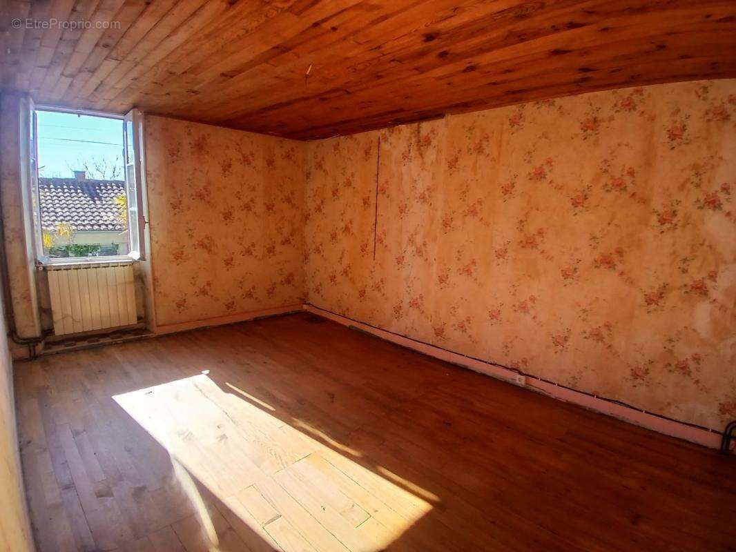 Maison à MONTMOREAU-SAINT-CYBARD