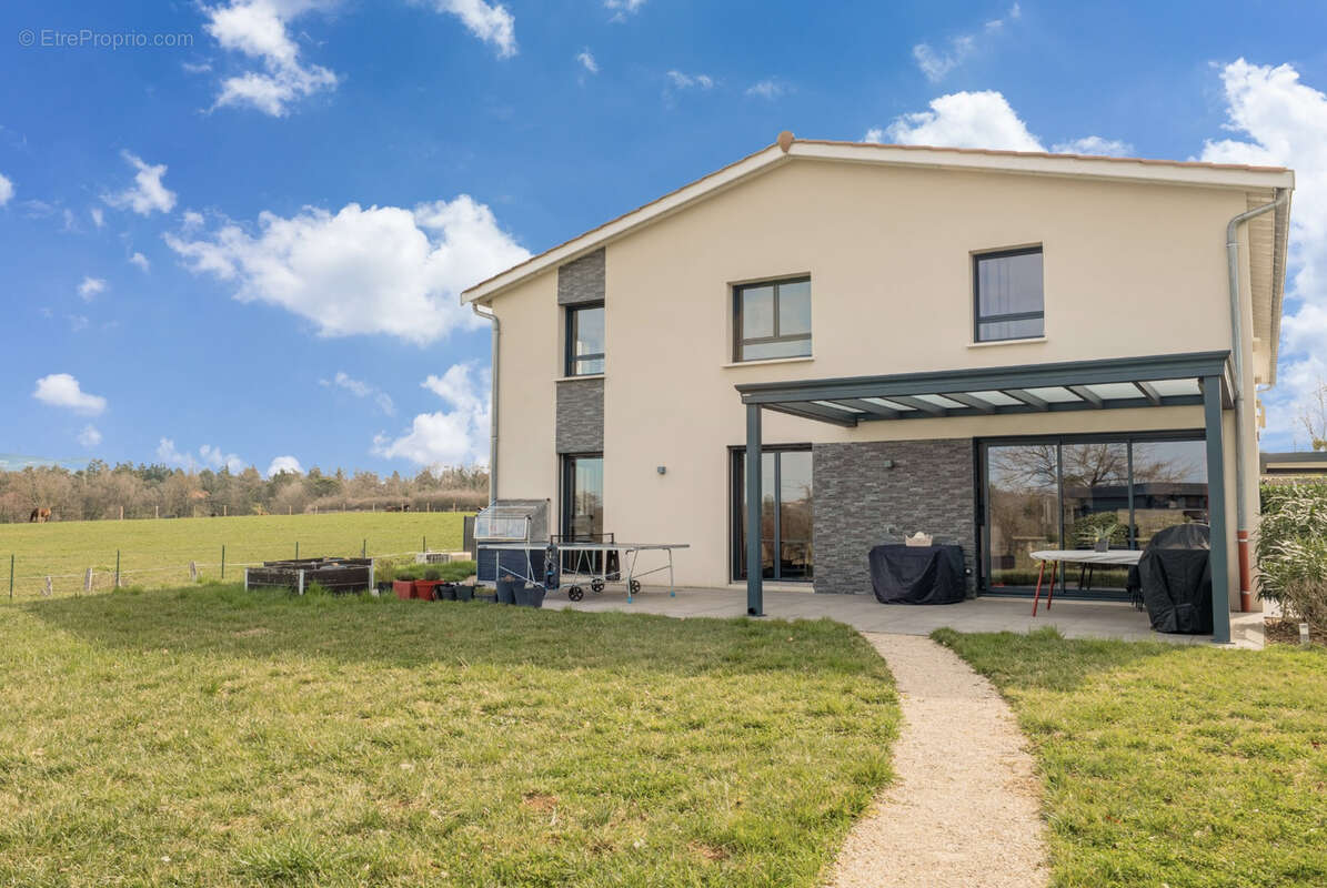 Maison à LA TOUR-DE-SALVAGNY