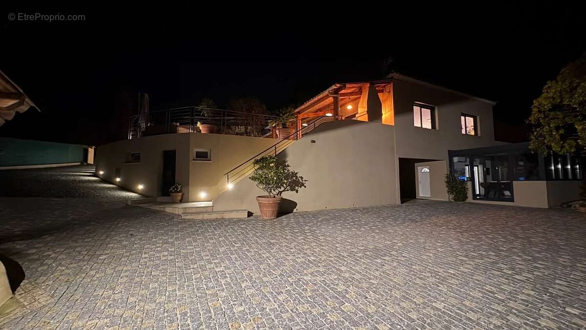 Maison à LA GAUDE