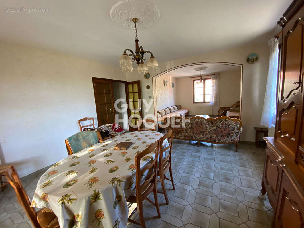 Maison à SAINT-ETIENNE-DE-FONTBELLON