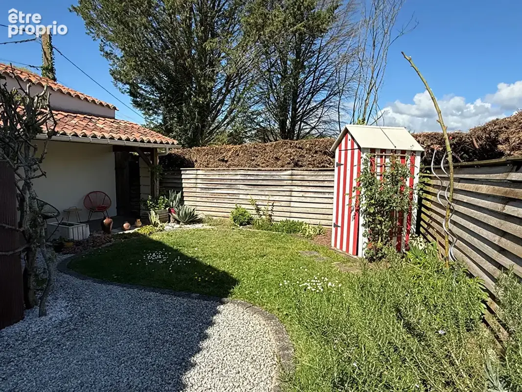 LUSSANT - Charentaise entièrement rénovée de 133 m² - 3 chambres - garage - jardin intime - photo 15