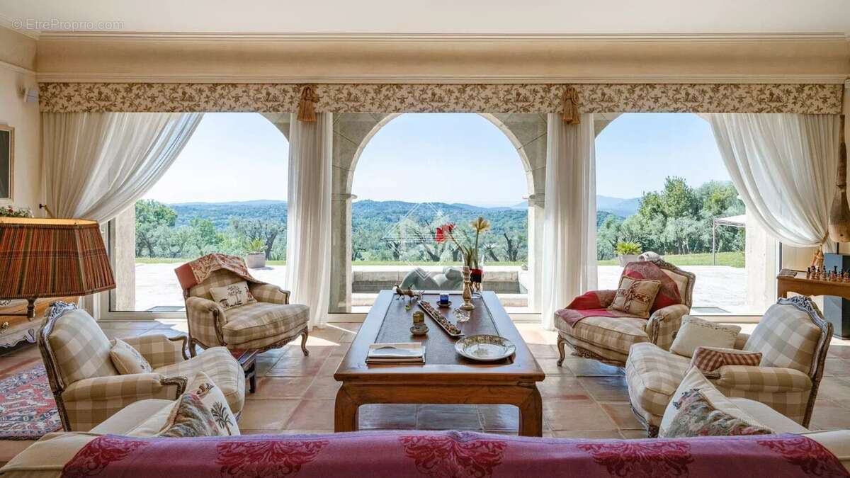 Maison à CHATEAUNEUF-GRASSE