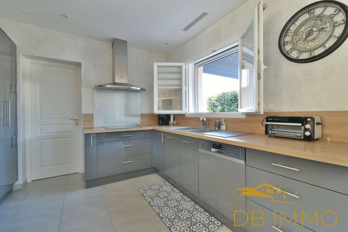 Maison à SAINT-LAURENT-DES-ARBRES