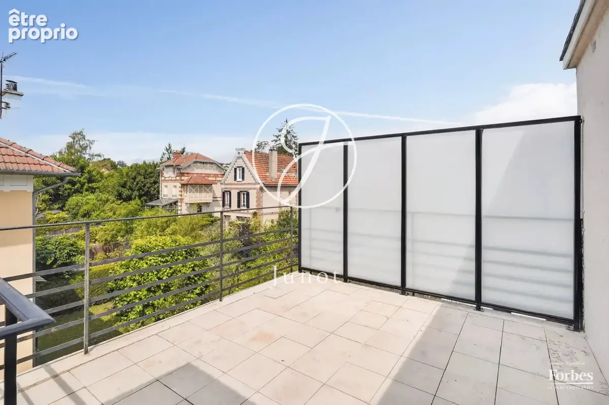 Garches - CENTRE VILLE - Maison de 265 m² - 8 pièces - Terrain de 367 m² - photo 16