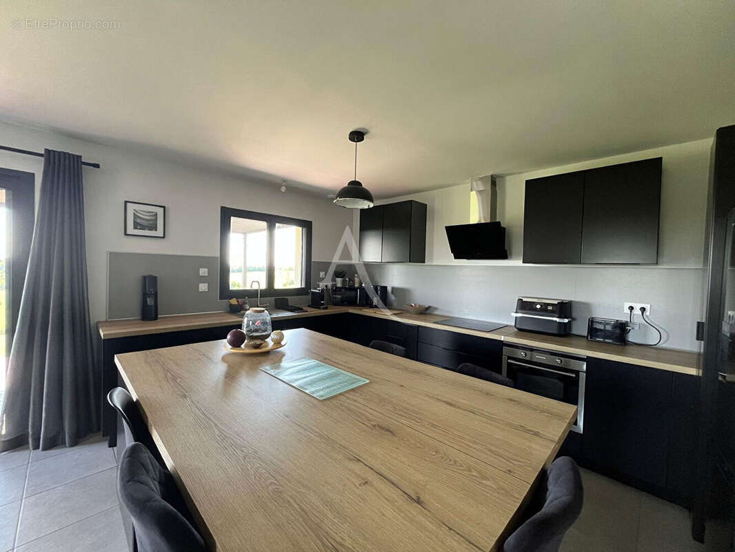 Maison récente de 2023 avec vue panoramique ? 92 m² habitables sur 1482 m² de terrain - photo 2