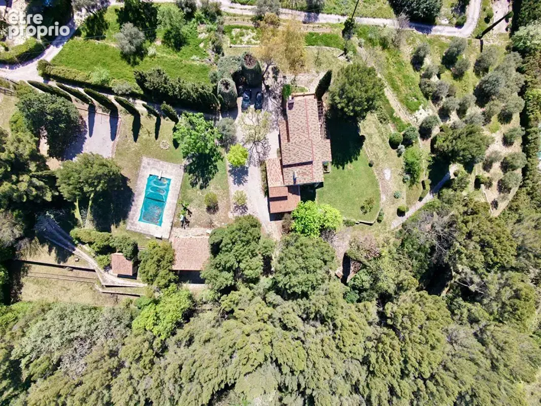 Le Castellet  Propriété de caractère au potentiel exceptionnel, au coeur d'un écrin de nature - 860 000 euros - photo 2