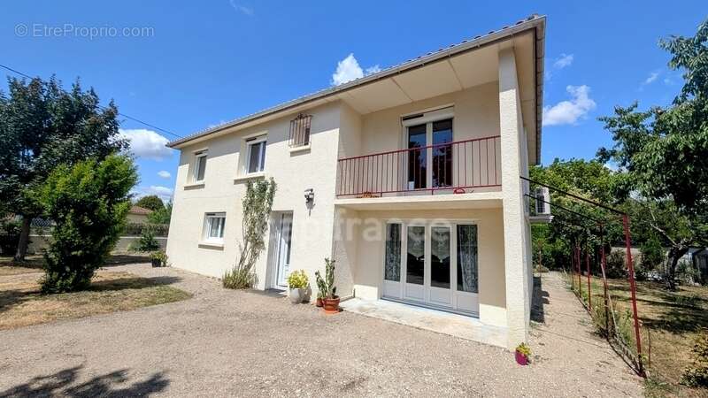 Maison à GENSAC-LA-PALLUE