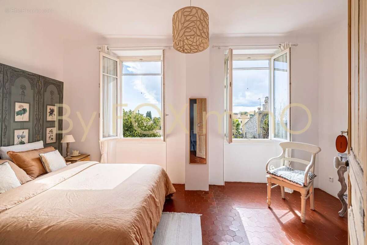 ATYPIQUE & UNIQUE - VENCE Centre ville - Maison 230m2- rénovée- jardin- garage - calme absolu- piscine intérieure - photo 8