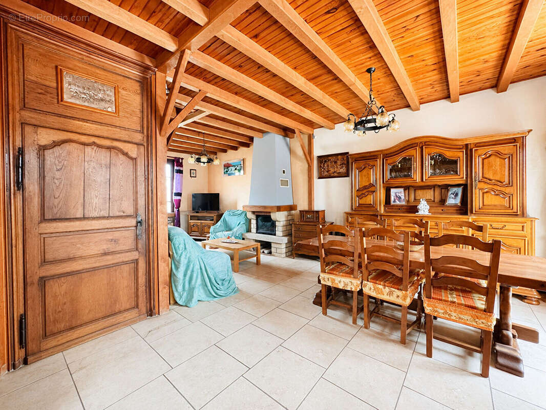 Corpeau - Maison avec insert bois - 3 chambres - Double garage - Terrain arboré - Terrasse - photo 3