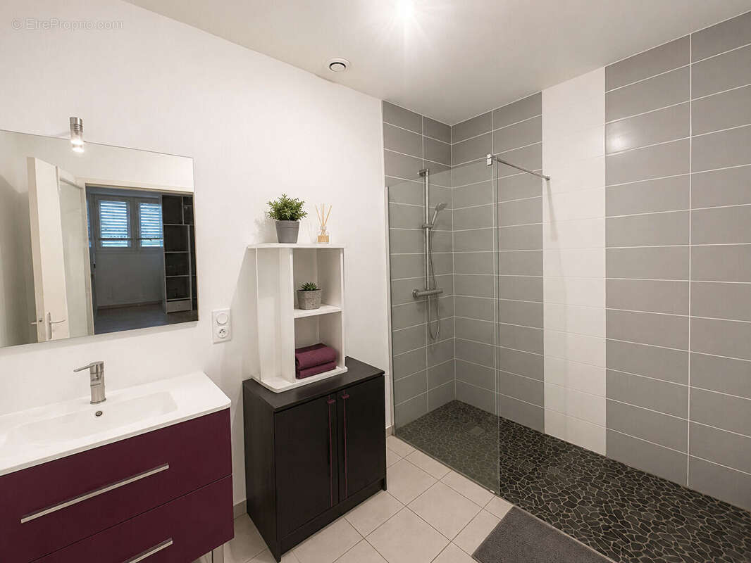 Immeuble de rapport à Saint-Just-en-Chevalet avec 3 logements loués. Revenus locatifs immédiats, idéal investisseur. - photo 8