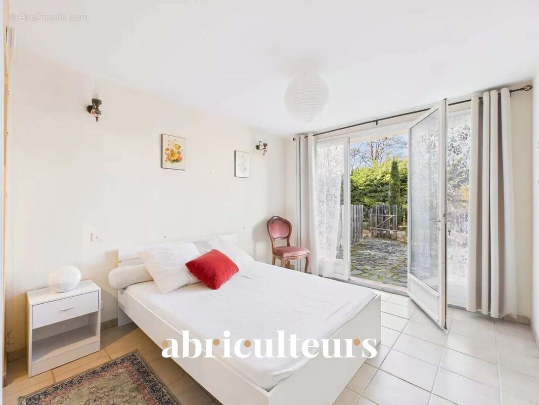 Maison à LA ROQUE-D&#039;ANTHERON