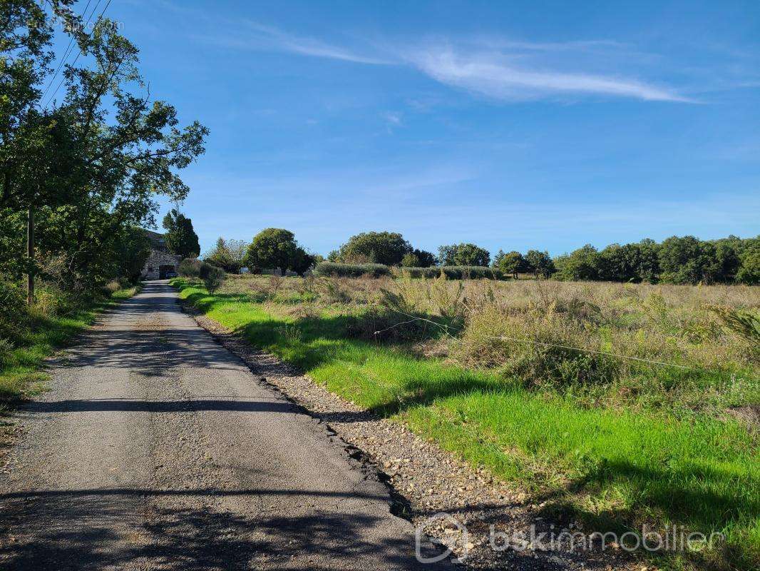 Terrain à CRUVIERS-LASCOURS