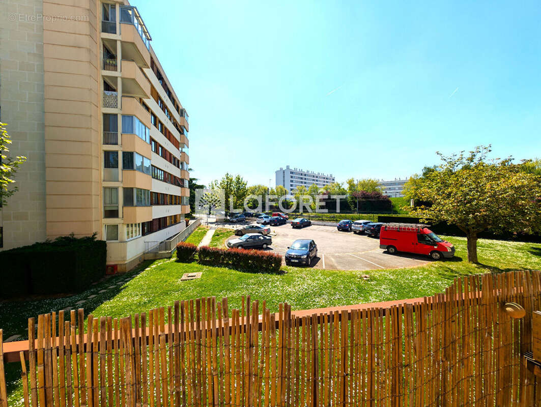 Appartement à LES CLAYES-SOUS-BOIS