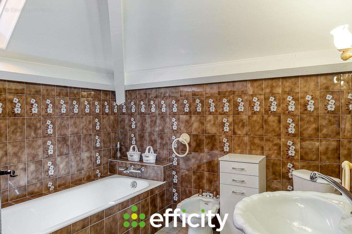 Maison à NIVOLAS-VERMELLE