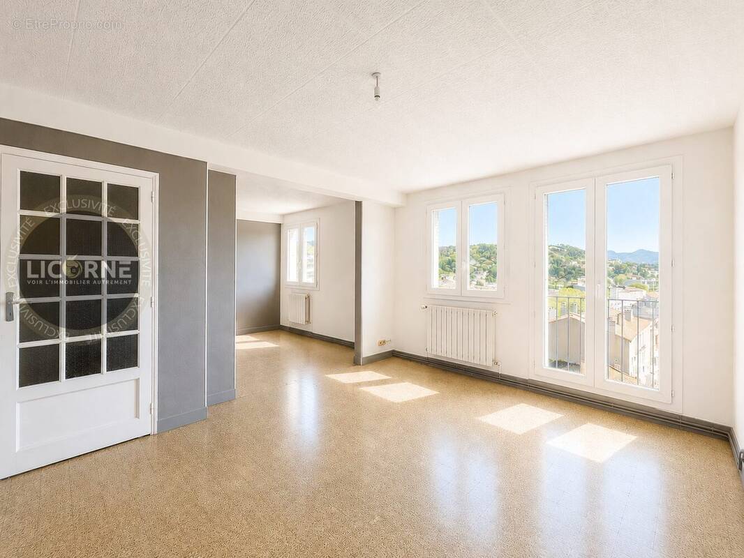 Pièce à vivre - Appartement à MARSEILLE-11E