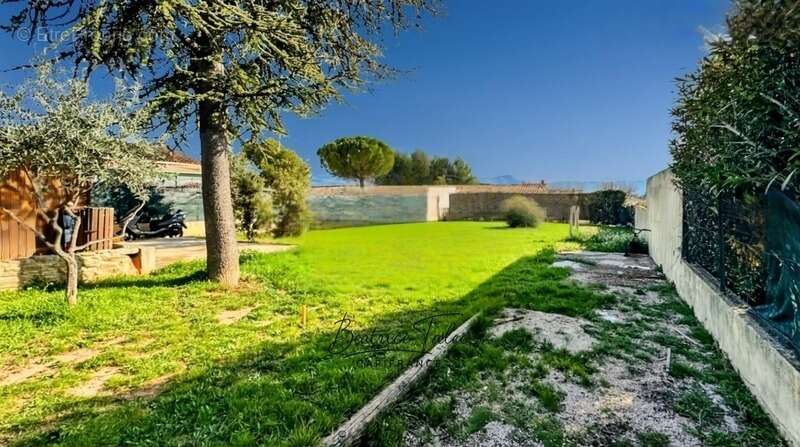 Terrain à POURRIERES