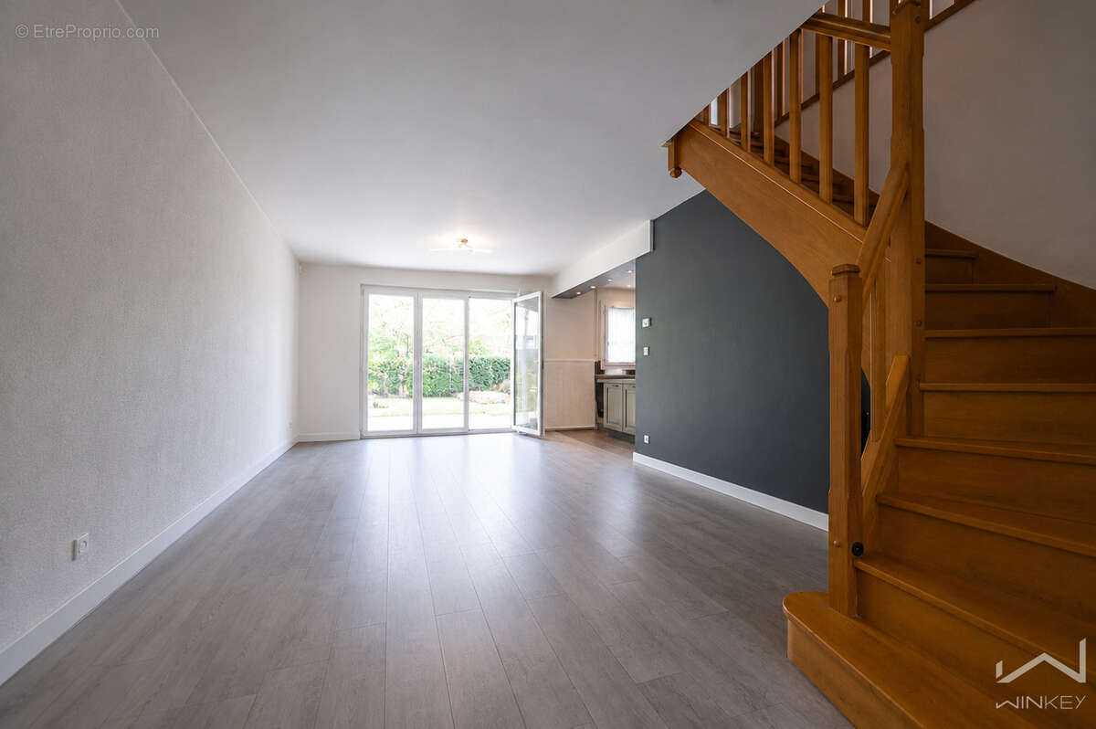 Maison accolée d'un seul côté avec beau terrain et vue sur le Golf - photo 2