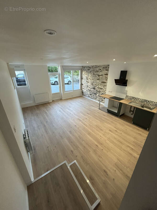 Maison rénovée en 2026 centre ville Louroux Béconnais - photo 2