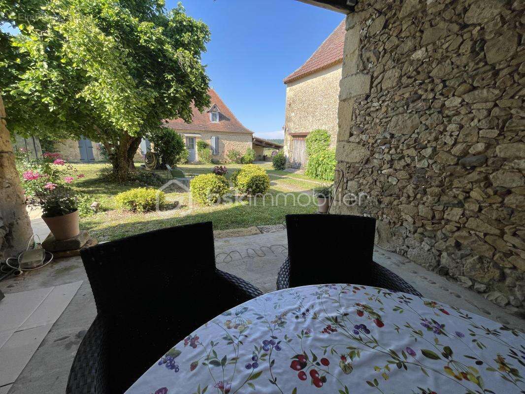 Ensemble de bâtiments en pierre composé d’une maison d’habitation, d’un gîte, d’un pool house, de deux ateliers et de deux sécho - photo 5