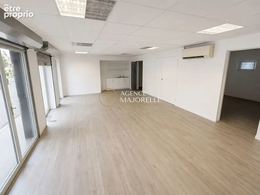 Local commercial, grande vitrine, rue passante. - photo 12