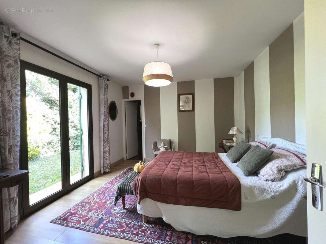 Maison 202 m² à Cours-De-Pile  - photo 3