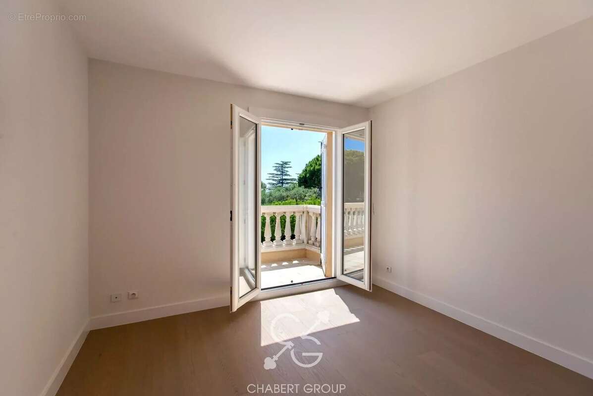 Villefranche-sur-mer - villa - 8 pièces - 200 m² - piscine - terrain de 1 500 m² - terrasses - stationnements - photo 11