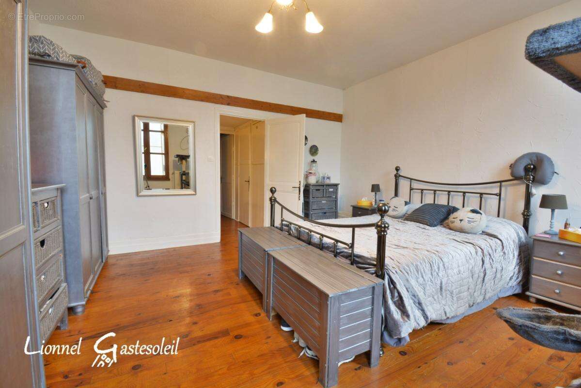 Immeuble rénové avec local commercial sur la commune de Sainte Foy la Grande (33) - photo 16