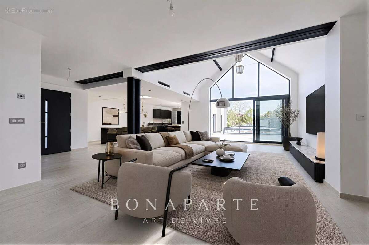 ANTONY centre – Maison récente de 230 m² avec ascenseur, piscine 8x4 et dépendances sur terrain de 1 150 m² - photo 2
