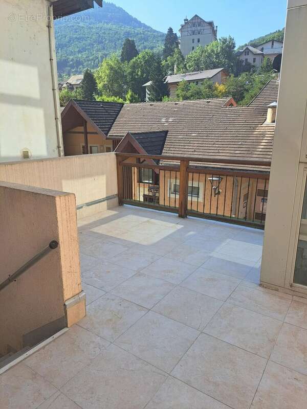 Nouveau prix – À découvrir sans tarder : charmant appartement entièrement rénové à Brides-les-Bains (35 m²) - photo 2