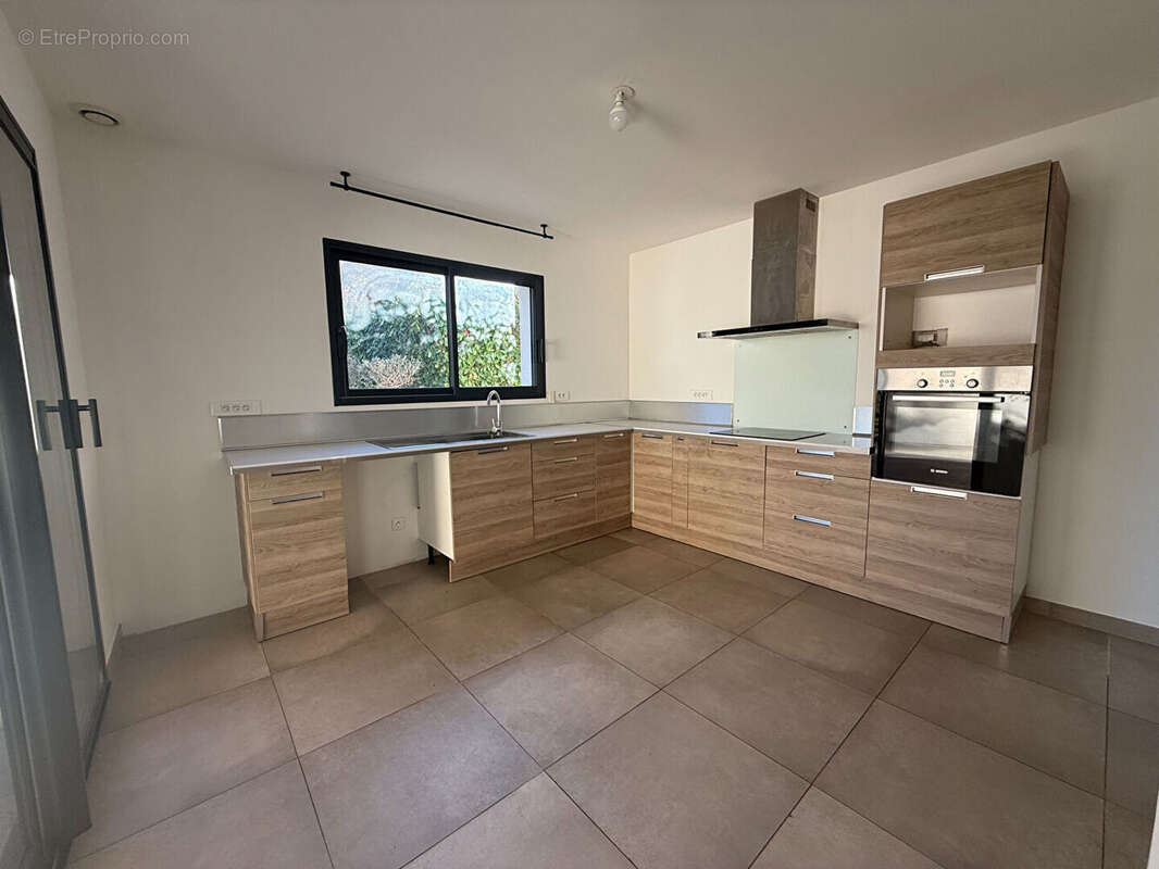 Maison à SAINT-MITRE-LES-REMPARTS