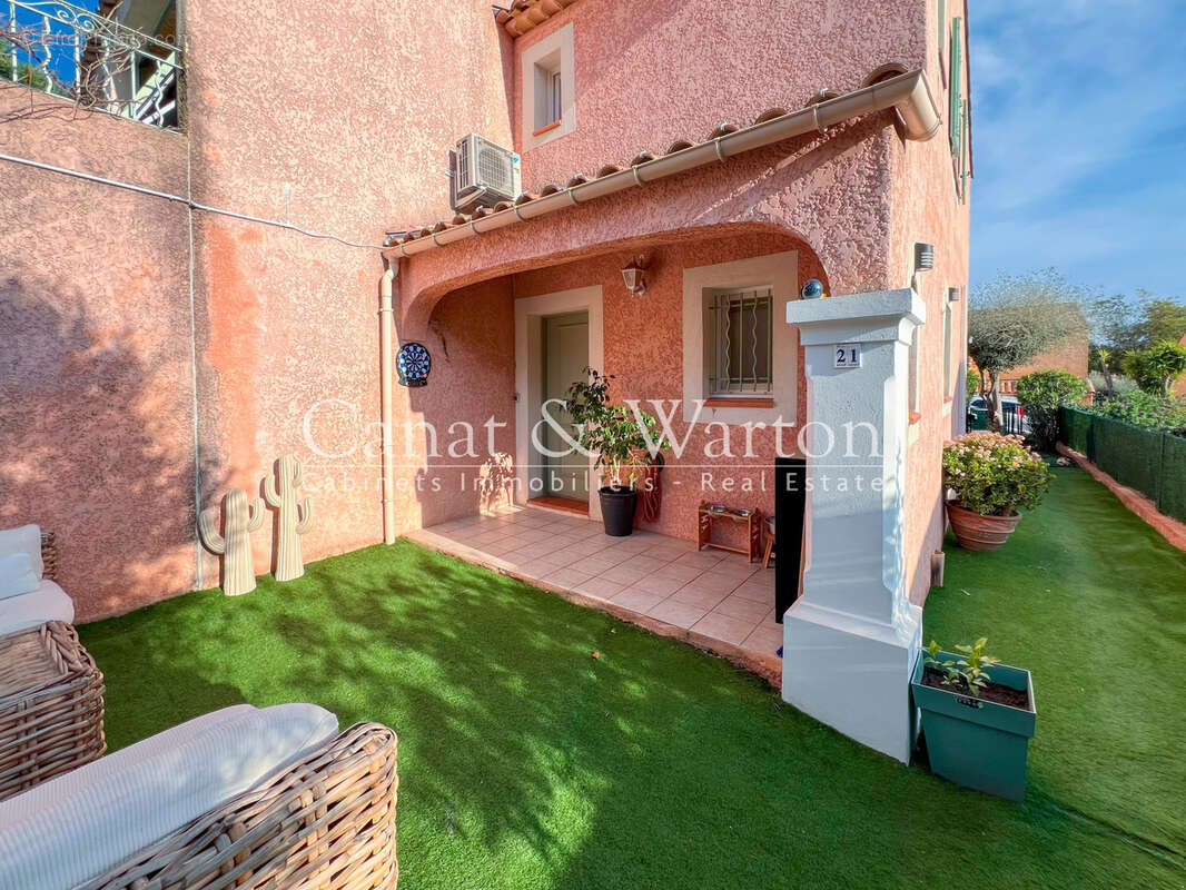 Domaine sécurisé à cavalaire: villa  t 5 rénovée avec de belles prestations - photo 3