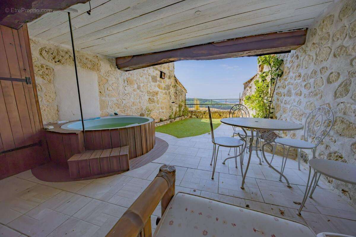 Maison de village en pierre avec gîte - photo 2