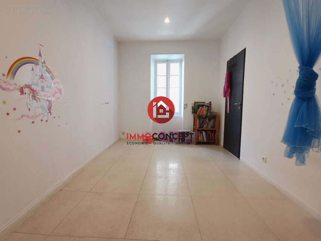 Maison à LAUDUN-L&#039;ARDOISE