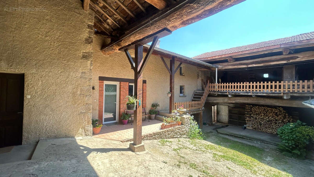 Maison à CHAZELLES-SUR-LYON