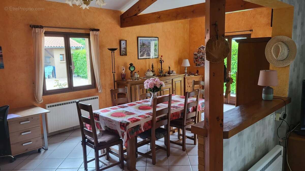 Maison à ROMANECHE-THORINS
